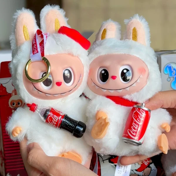 Muñeco tipo Labubu en cajita sorpresa · Coca-Cola