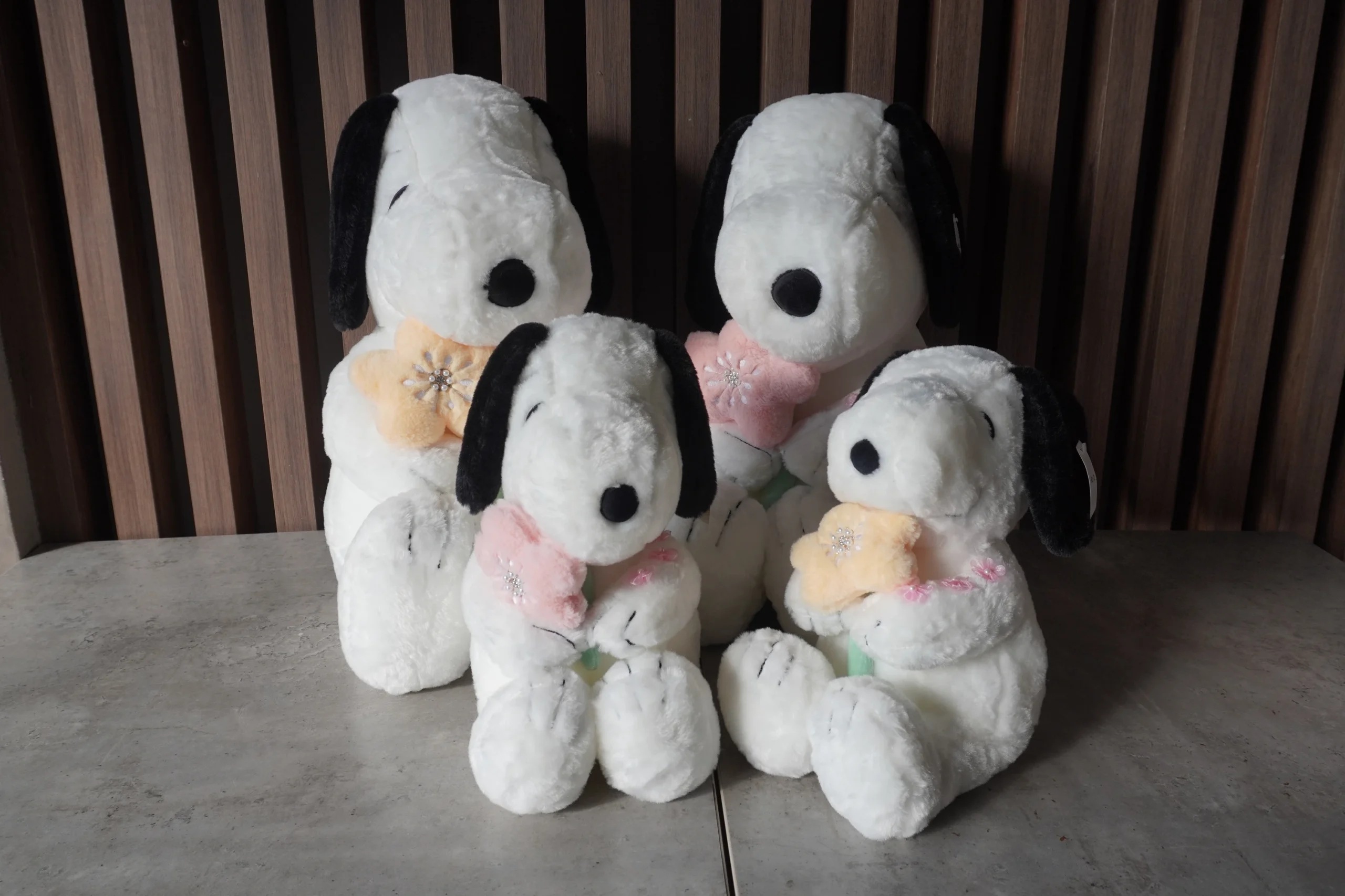 Peluche Snoopy con flor